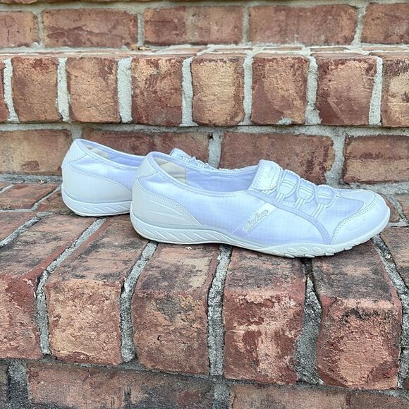 Sketchers White Relaxed Fit Memory Foam - Picture 2 of 7
